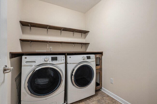 Building Photo - 349 Drayton Pl Dr