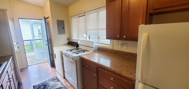 Building Photo - Finleyville 3 Bedroom 1.5 Bath Ranch $1,50...