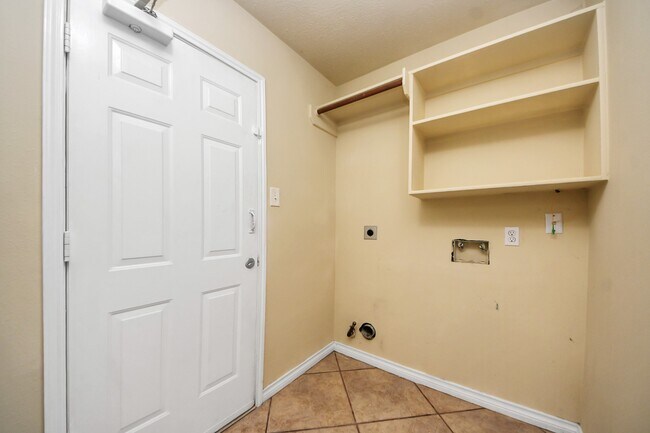 Building Photo - 1702 Kemah Oaks Dr