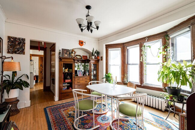 Building Photo - Bright and Sunny 3 Bedroom Upper