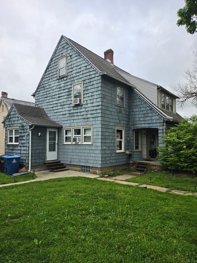 Building Photo - 338 E College Ave