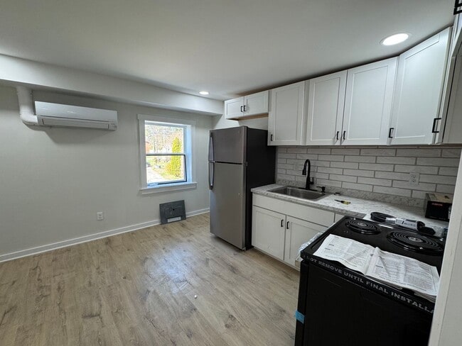 Building Photo - 2 bedroom 1 bath Apartment close to campus