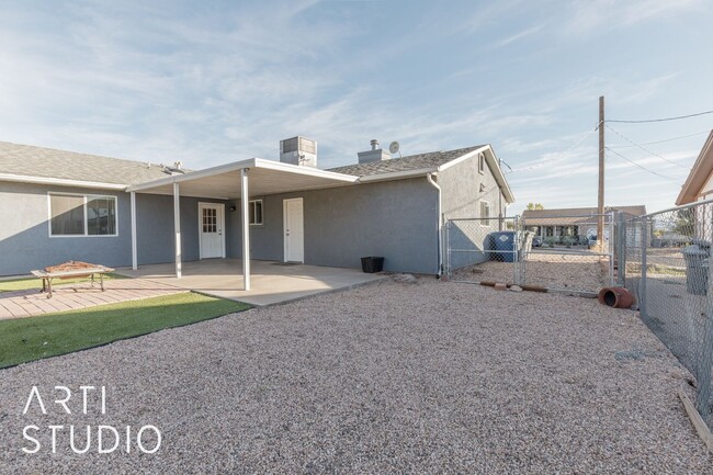 Building Photo - Updated 4 Bedroom 2 Bathroom Home in Washi...