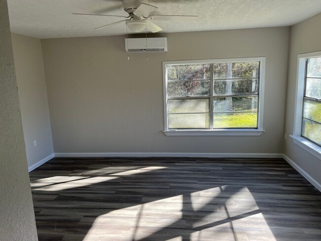 Building Photo - 421 Redbud Ridge