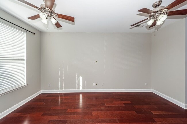 Building Photo - 3 Bedroom, 2.5 Bathroom Townhome in Oak Terrace Preserve - Park Circle