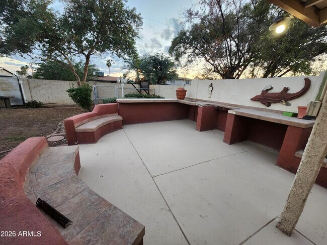 Building Photo - 5025 W Vernon Ave