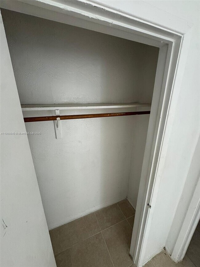 Building Photo - 16200 NE 19th Pl