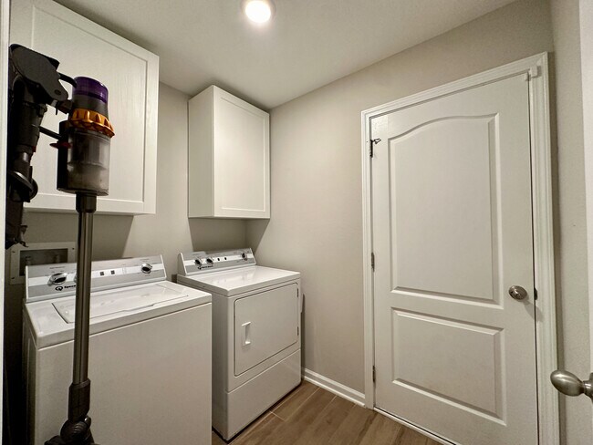 Building Photo - 8056 Island Fox Rd
