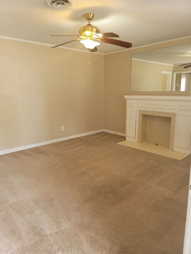 Building Photo - 924 S Crockett St