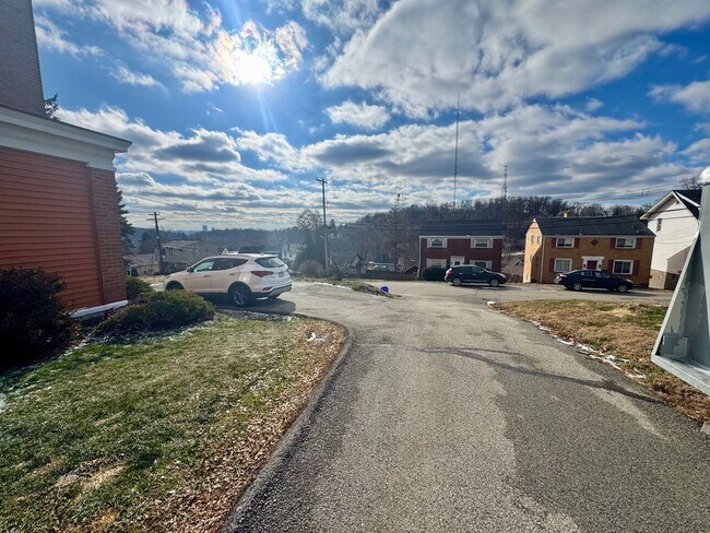 Building Photo - 4451 Highridge St