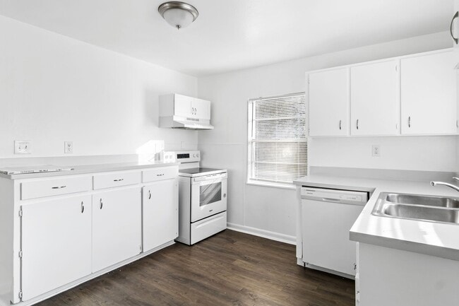 Building Photo - 3 bedroom 1 bathroom single family house!