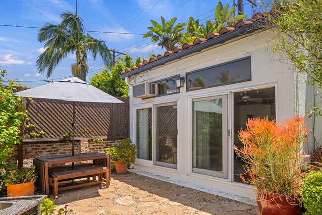 Building Photo - 1116 S La Jolla Ave