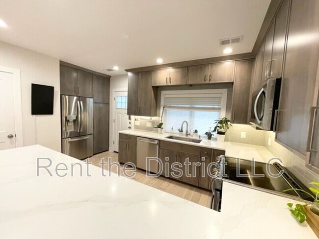 Building Photo - 1316 Staples St NE