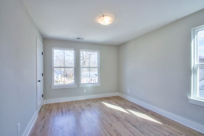 Building Photo - 904 Burchwood Ave