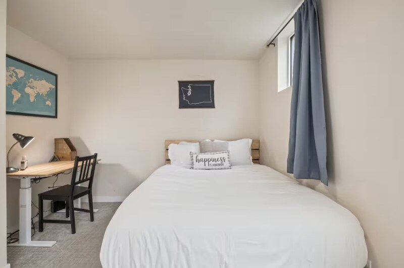 Building Photo - 8839 Midvale Ave N