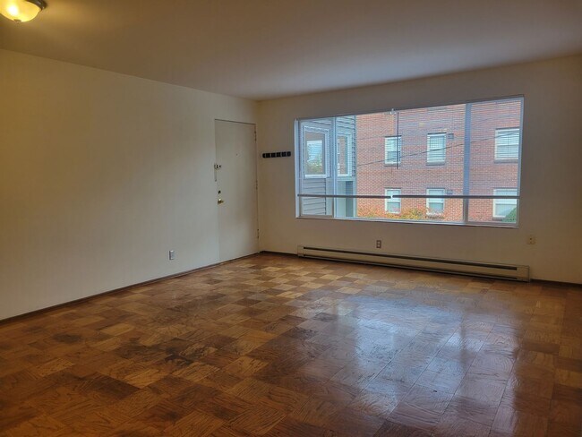 Interior Photo - 525 E Roy St