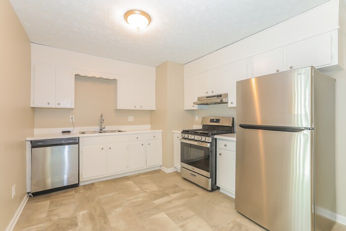 Building Photo - 570 Lakeridge Cir SE