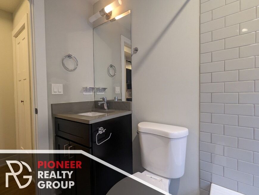 Building Photo - 2209 W Eastwood Ave