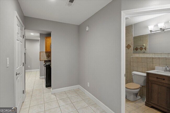 Building Photo - 2115 Julien Overlook