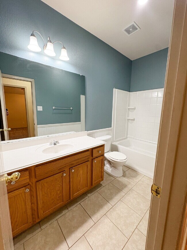 Building Photo - 3 bed, 2 bath duplex in Burleson