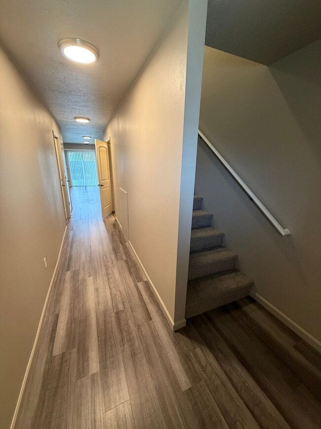 Building Photo - **MOVE IN SPECIAL!** 3 Bedroom Duplex Close to Shopping and Schools!