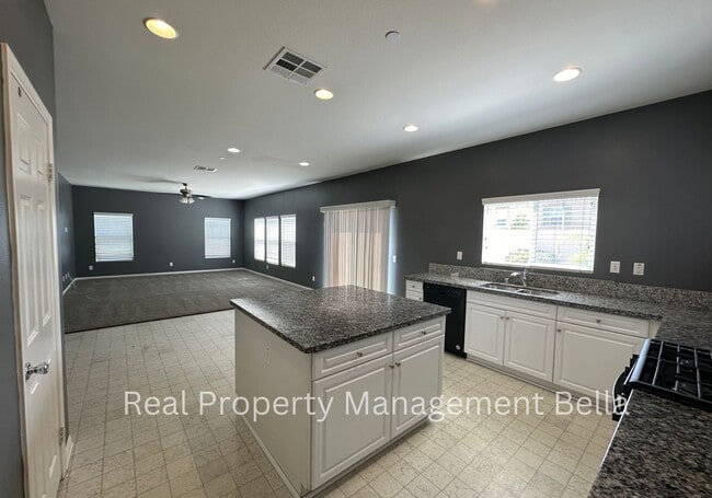 Building Photo - Cul-de-Sac Comfort + Space for Everyone