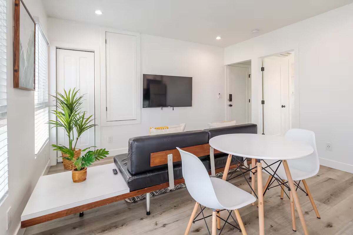 Building Photo - 331 1/2 N Alexandria Ave