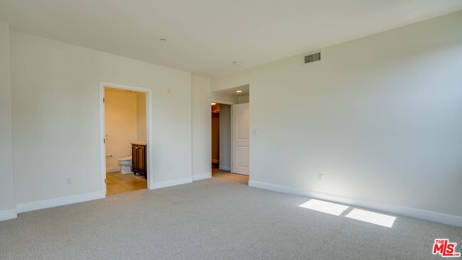 Building Photo - 5037 Rosewood Ave