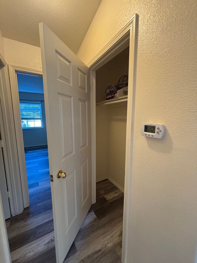 Building Photo - 726-728 E Spokane Ave