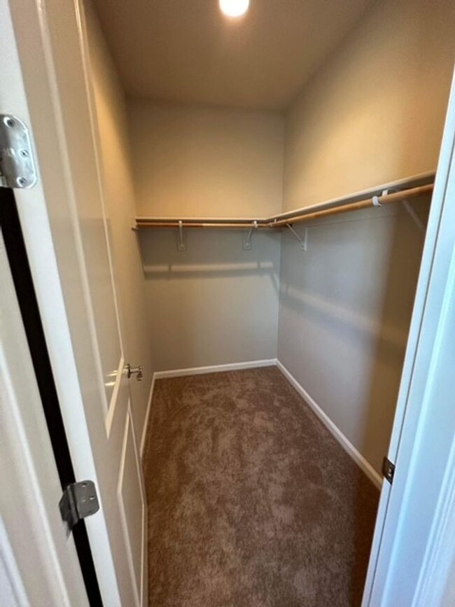 Building Photo - Newer 4 bedroom 3 bath home available