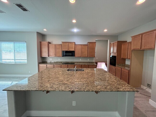 Building Photo - 3497 E Loma Vista St