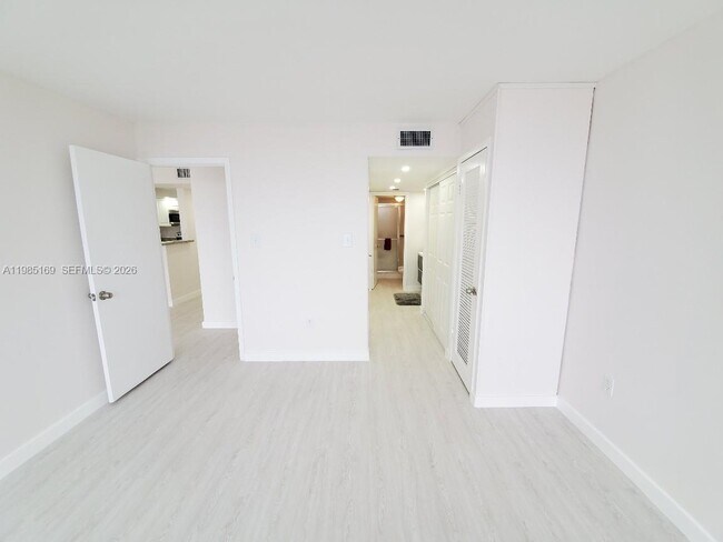 Building Photo - 18011 Biscayne Blvd