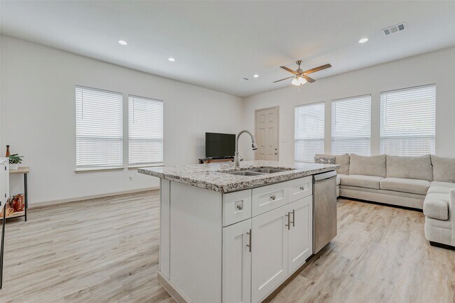 Building Photo - 2115 Esther Dr