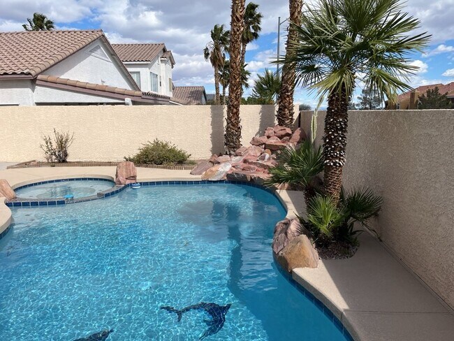 Building Photo - GET READY FOR SUMMER IN THIS BEAUTIFUL 5 BEDROM 3 BATHROOM HOME WITH A STATE OF THE ART APPLIANCE...