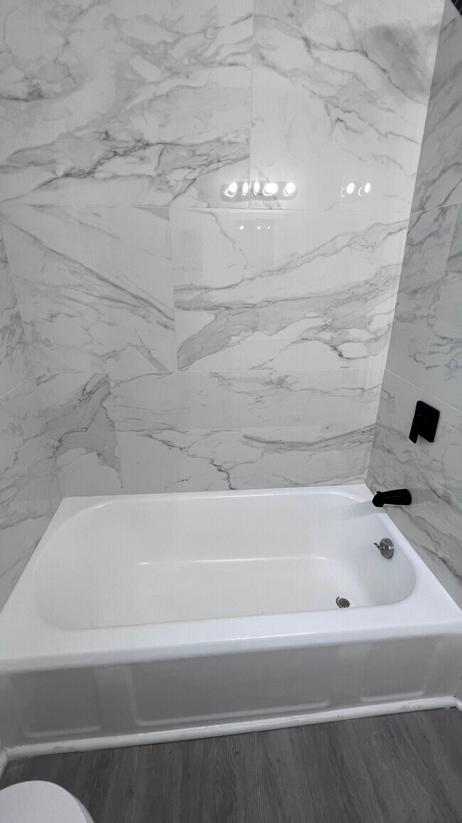 Building Photo - 1707 Holladay St