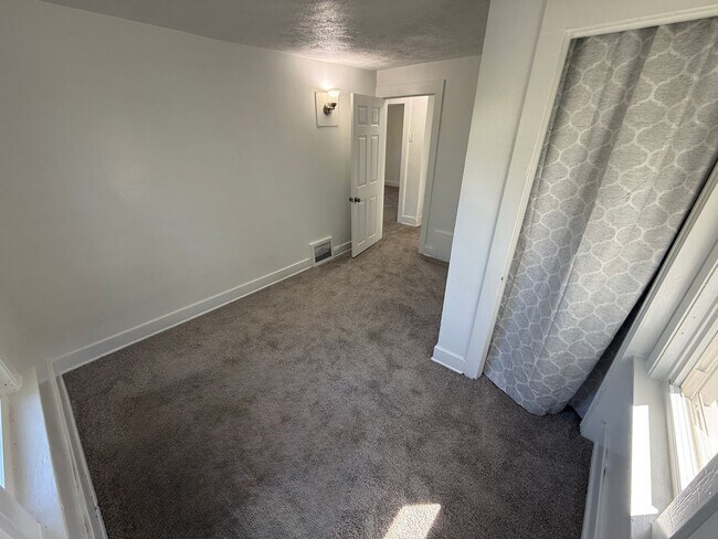 Building Photo - 5BR 1BA Home w/ Covered Patio • New Kitchen • Off-Street Parking in Akron