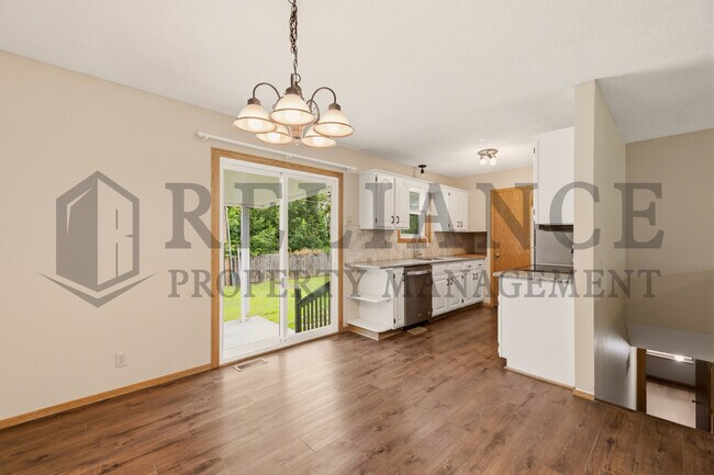 Building Photo - 516 N Lakeside Dr