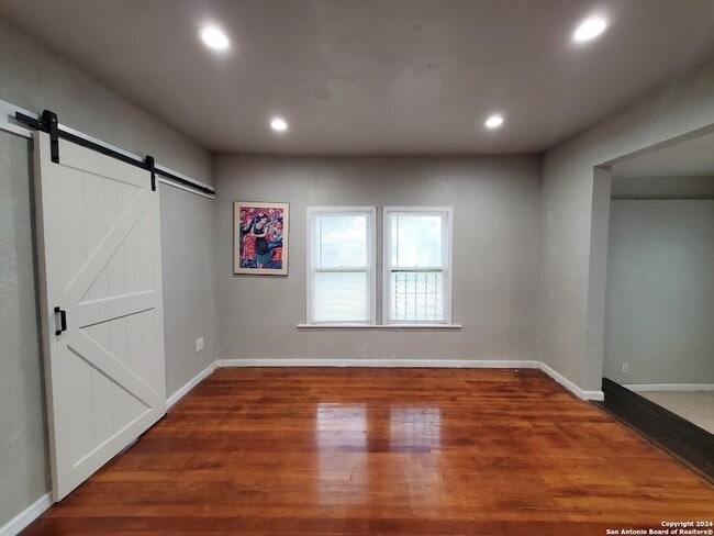 Building Photo - 933 Lamar St