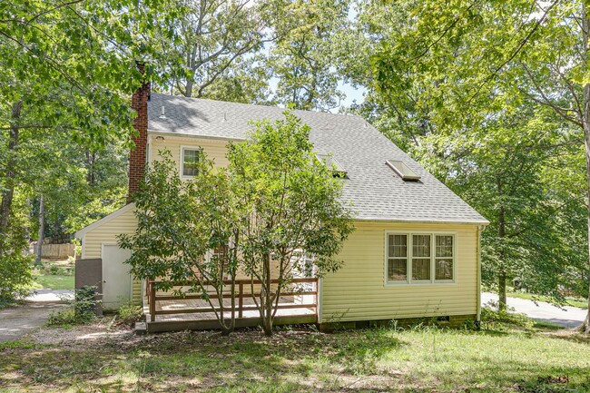 Building Photo - Charming 3 bedroom House with a Huge Yard ...