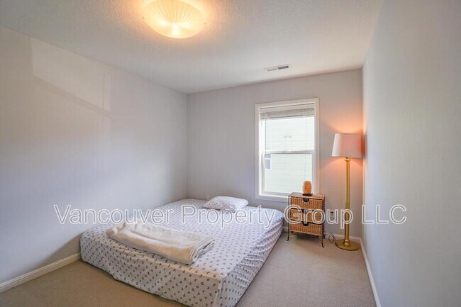 Building Photo - 4404 NE 98th Cir