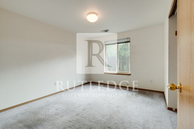 Building Photo - 3 Bedroom / 3 Bath Home Available in the Heart of Shady Cove!
