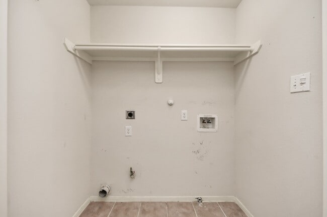 Building Photo - 5922 Hollister Cole