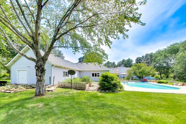 Building Photo - 38W064 Tanglewood Dr