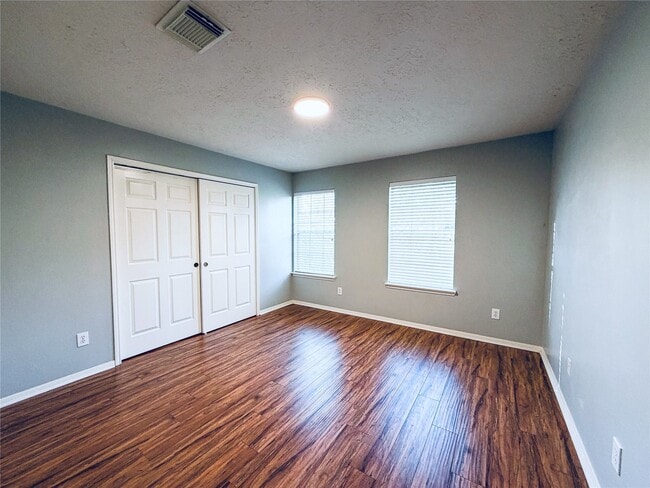 Building Photo - 2439 Shelby Park Dr