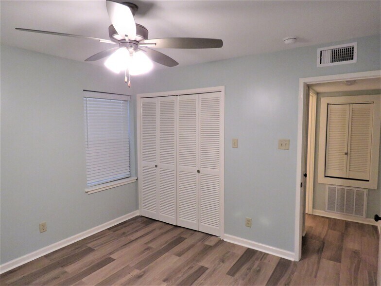 Building Photo - 509 E 7th St