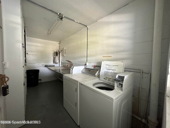 Building Photo - 302 Lincoln Ave