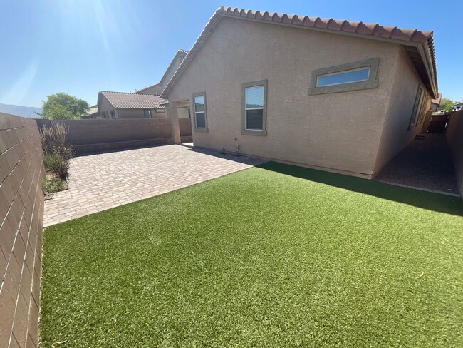 Building Photo - Vail School District hard to find 5 bedroo...