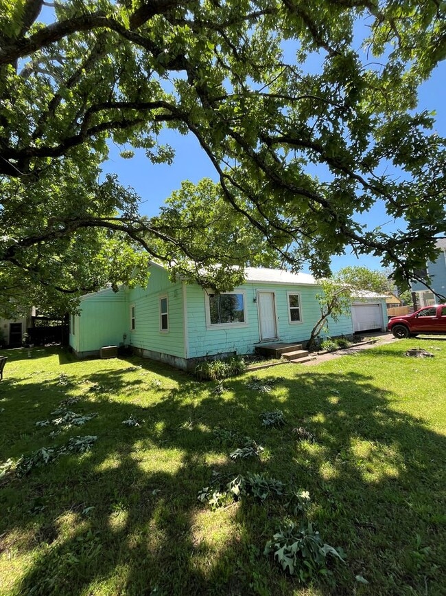 Building Photo - 4 bedroom 2 bath home near campus