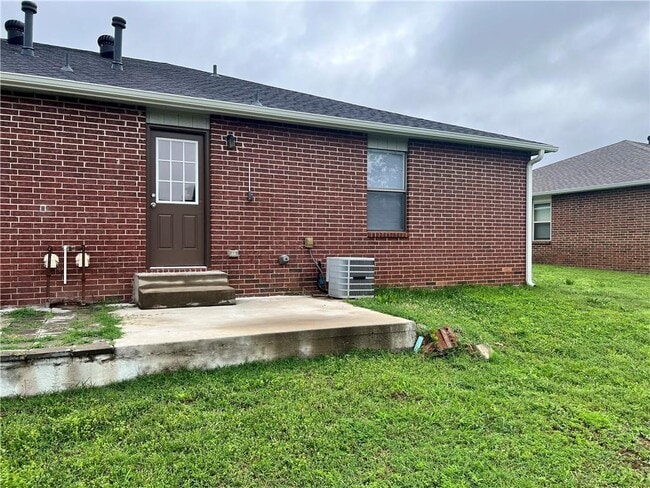 Building Photo - 2447 W Yvonne Dr