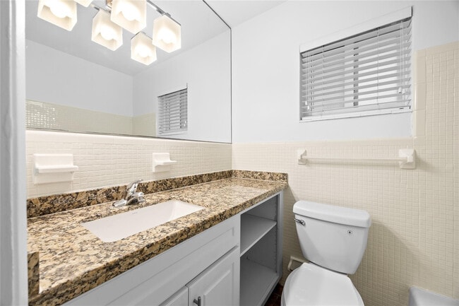 Building Photo - 404 SE 16th St